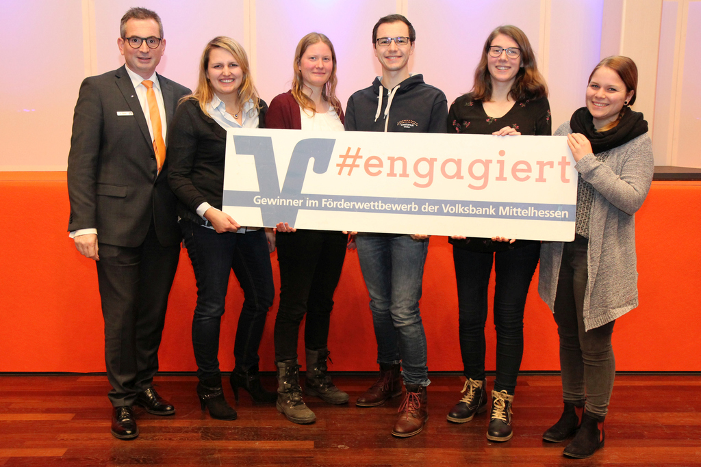 Volksbank Mittelhessen-Regionaldirektor Alexander Zippel mit Jessica Pfeiffer, Esther Adriana van Wagensveld, Carsten Hoffmann, Eva Filz und Franziska Weiss (von links nach rechts) Volksbank Mittelhessen-Regionaldirektor Alexander Zippel mit Jessica Pfeiffer, Esther Adriana van Wagensveld, Carsten Hoffmann, Eva Filz und Franziska Weiss (von links nach rechts)