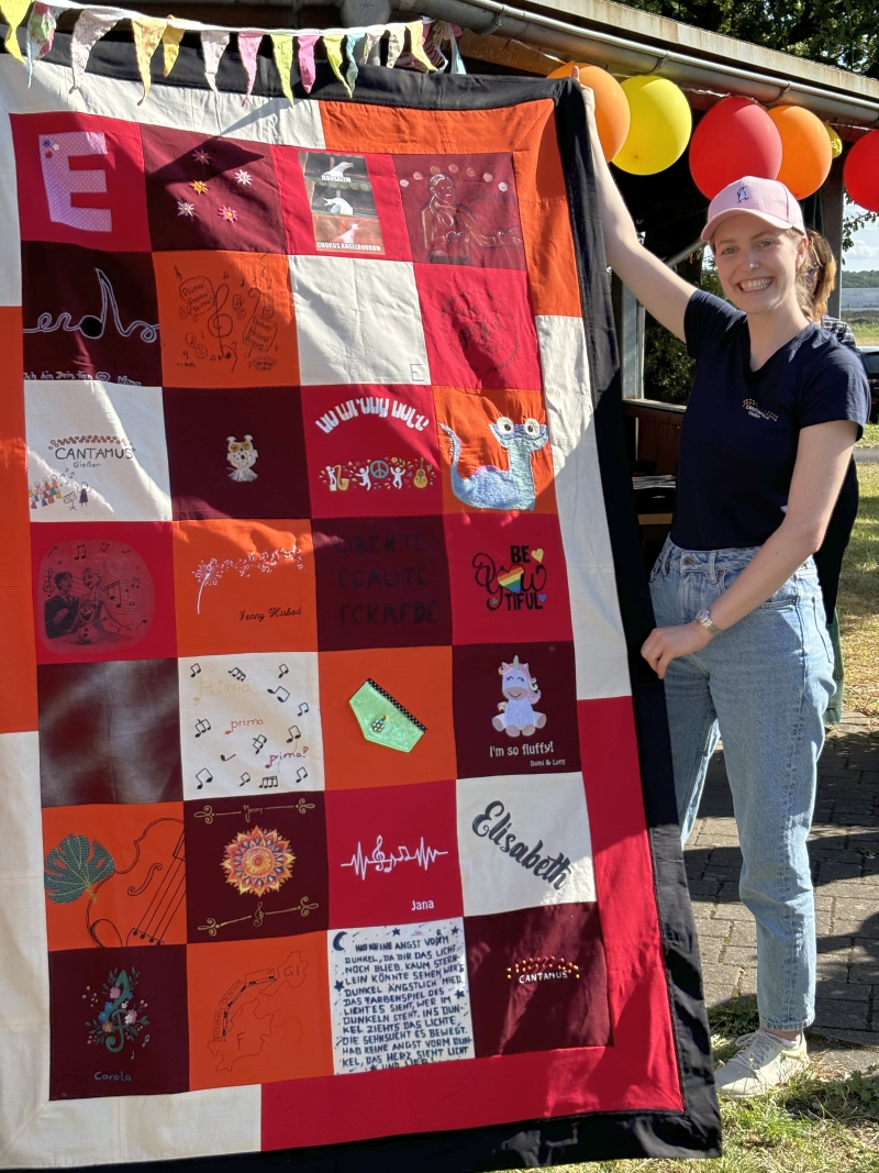 Elisabeth Tzschentke mit Patchwork-Decke Elisabeth Tzschentke mit Patchwork-Decke